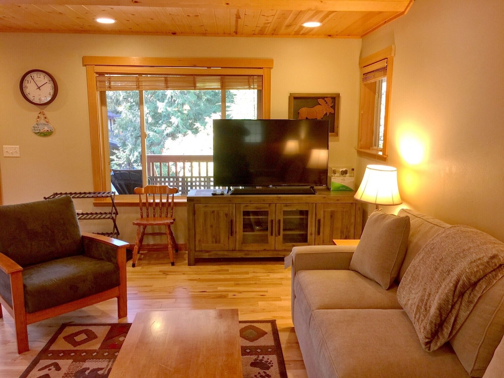 Mt Baker Lodging Cabin 65 Sleeps 10 view 3