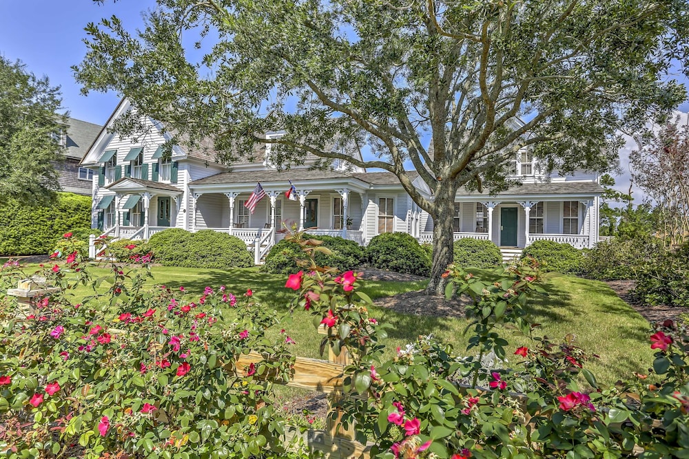 Historic Manteo House on Roanoke Sound w/ Dock! in Manteo, US