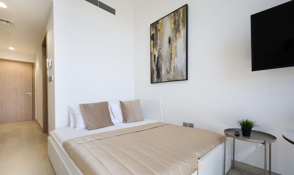 Modern Elegance Studio in Azizi Riviera