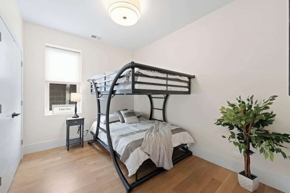 New Bright Condo Sleeping 8 by United Center