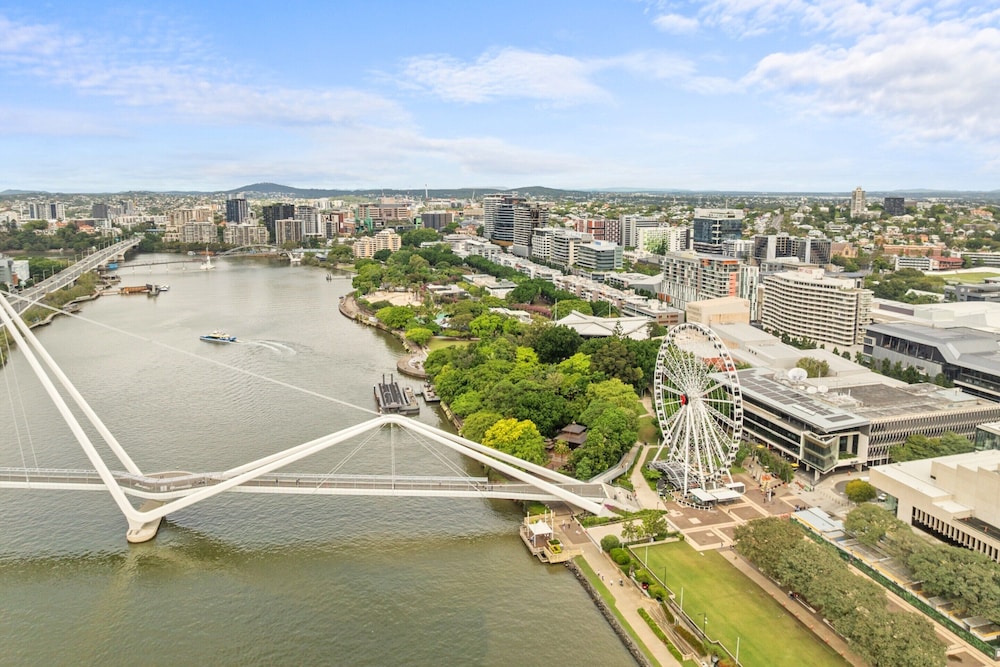 Modern Southbank Parklands Apartment Retreat