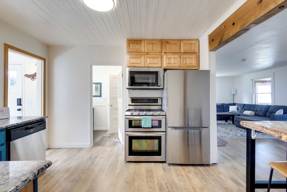 Walk to Shore: Rockaway Beach Retreat w/ Hot Tub!