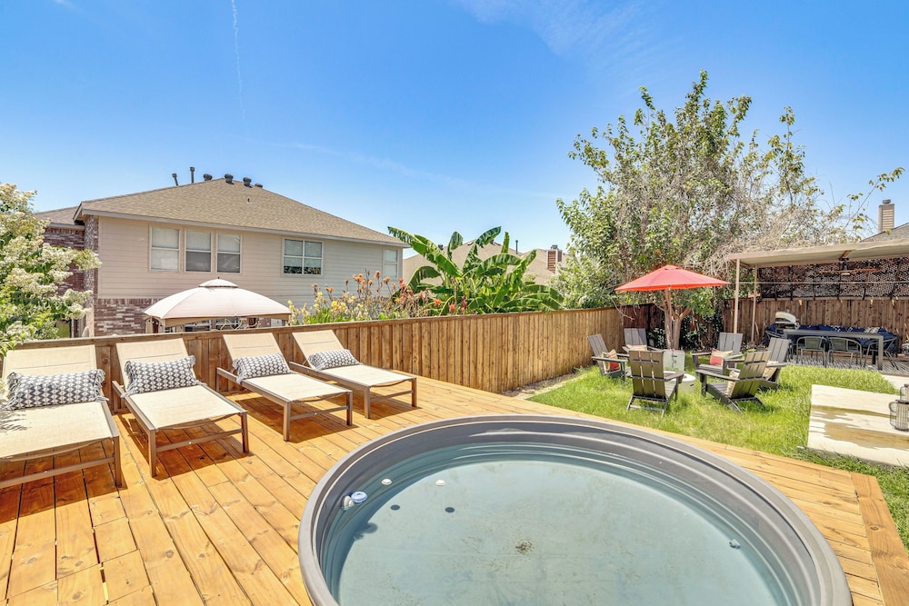 Game Room, Hot Tub & Pool! Grand Prairie Getaway