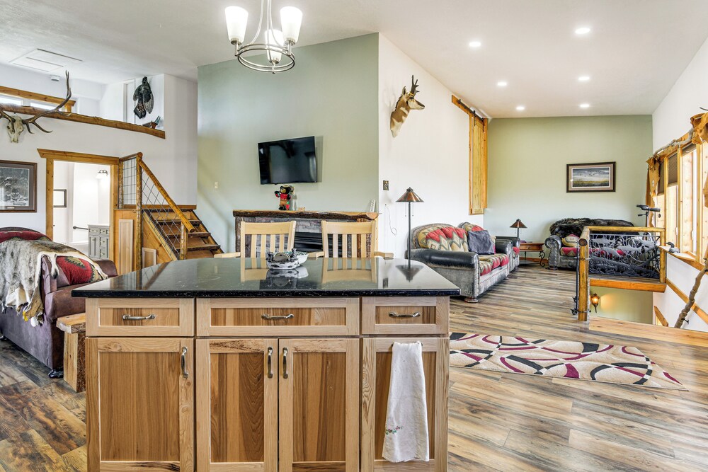 5 Mi to Lake: Secluded Pinedale Retreat w/ Sauna!