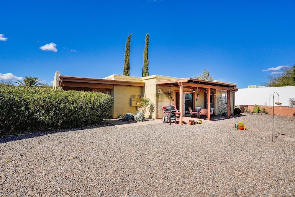 Pet-friendly 55+ Green Valley Home w/ Golf Gear!