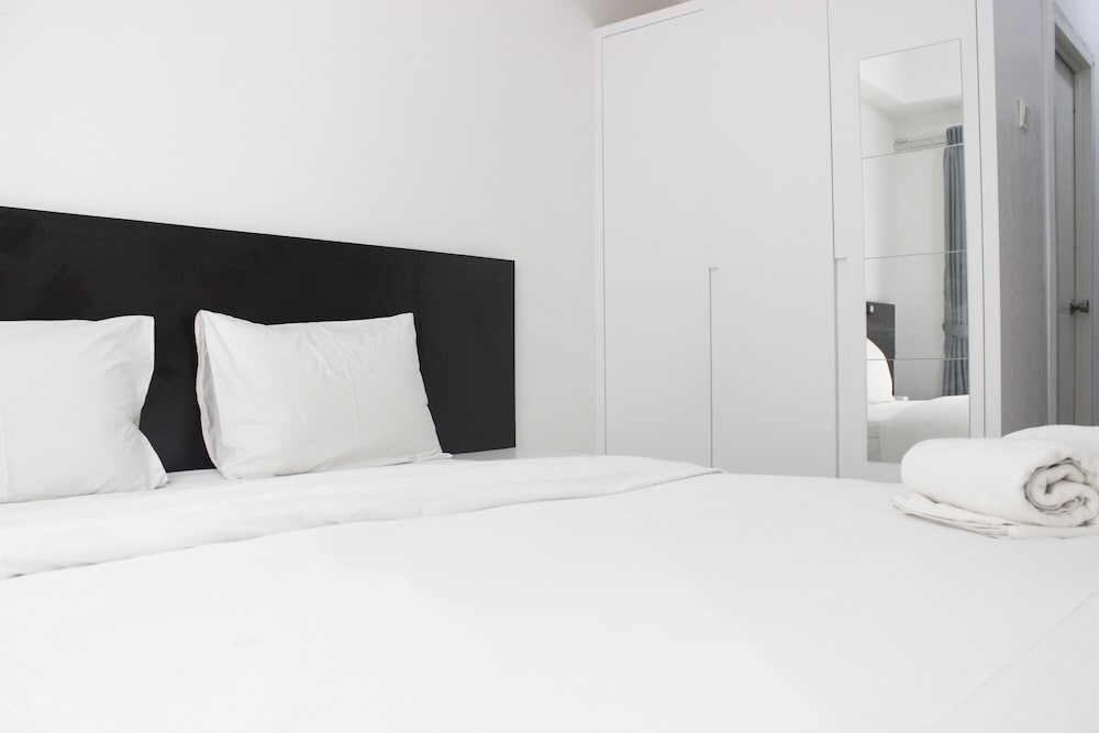 Stylish Studio Room Grand Asia Afrika Apartment By Travelio 3