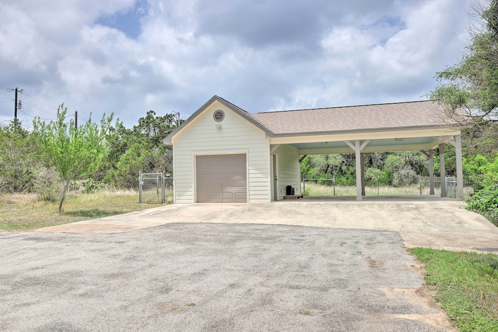 'fox Ridge Farmhouse' - Hill Country Getaway! view 2