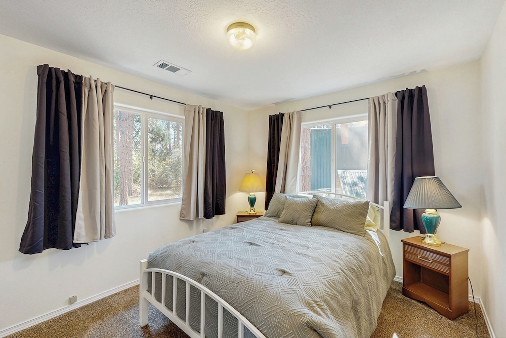 3BR House w/ Lake Views, Full Kitchen, A/C & Wifi