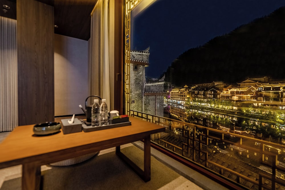 Fenghuang Yiquan River View B&B