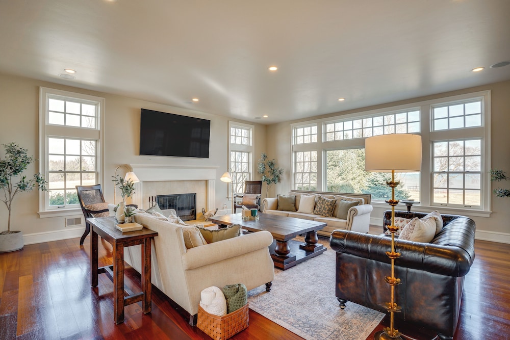 Lake Michigan Gem: Private Beach & Game Room