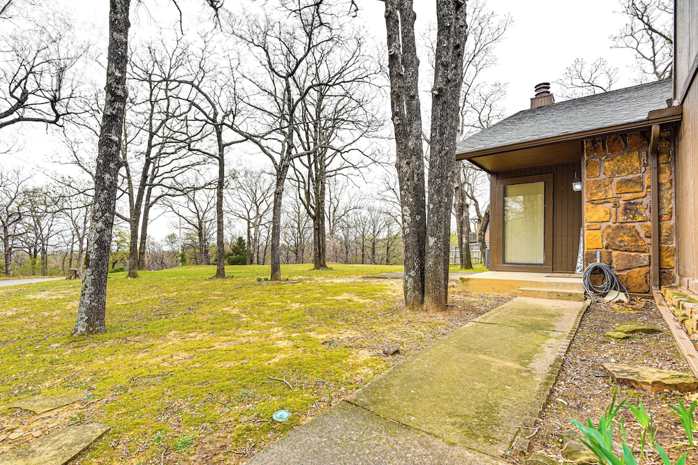 3 Mi to Downtown Tulsa: Cozy Retreat!