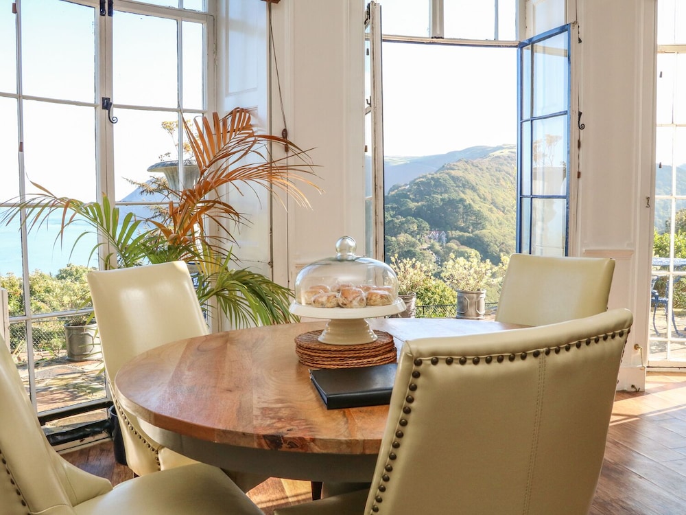 Lynton Vacations - Bayview Tower - Property Image 8