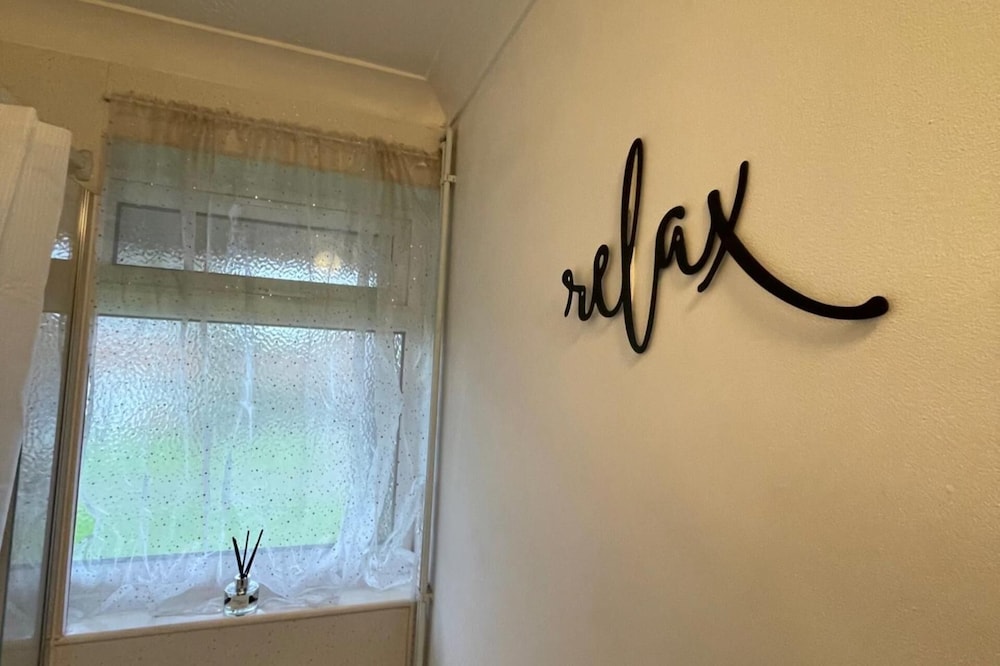 3 Bed House - Sleeps 5 - Garden - Parking - Wifi