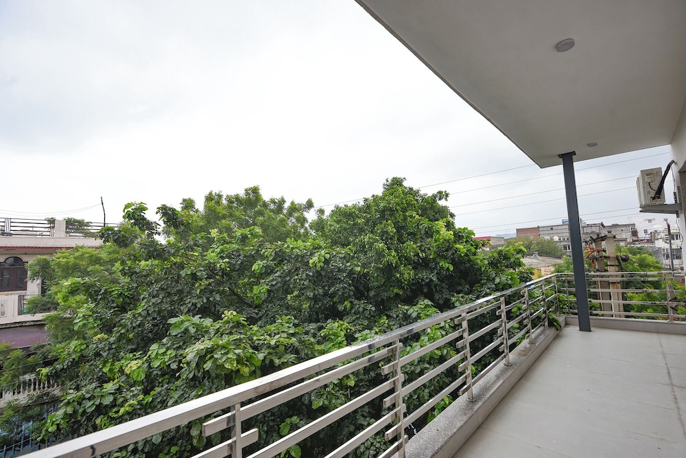 Fabhotel Black Pepper