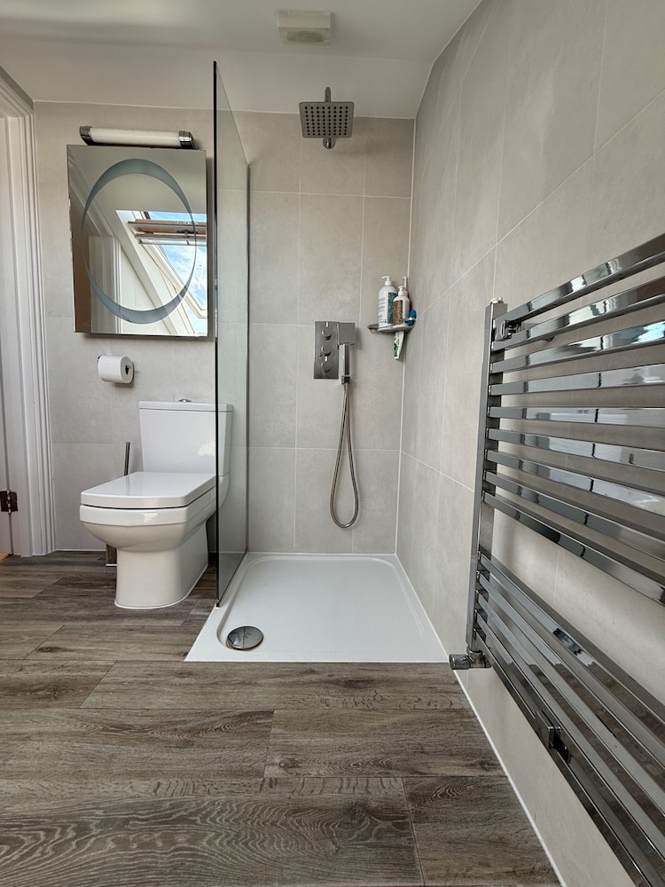 5 Bed House - Sleeps 8 - Pets - Parking - Wifi