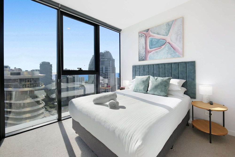 Elegant 2-bed Broadbeach Hotel With Ocean View