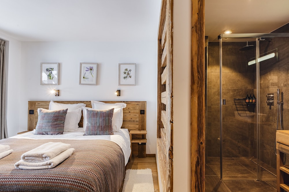 Chalet Black Squirrel Luxury Retreat With hot tub Sauna