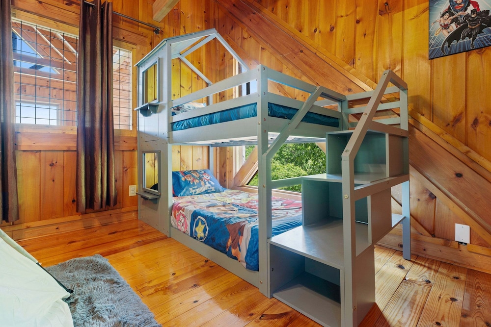 Breathtaking Hideaway 5 Bedroom Cabin