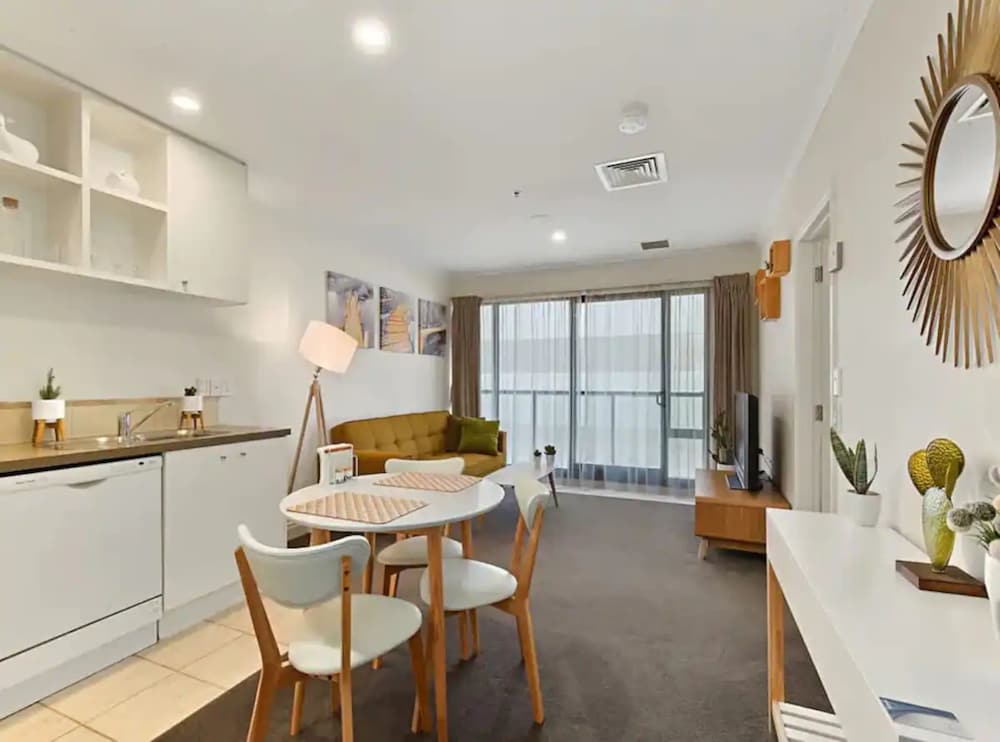 Pool, Gym And Style In The Cbd view 4