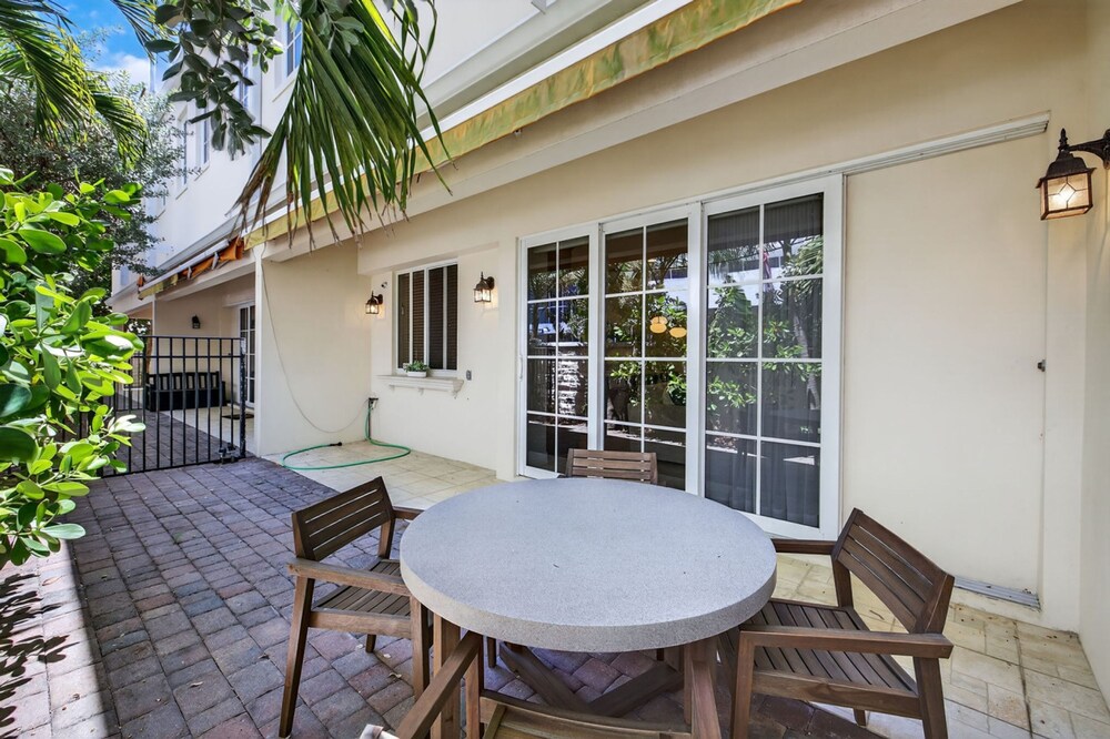 New Daisy Elegance Townhouse Steps From The Beach
