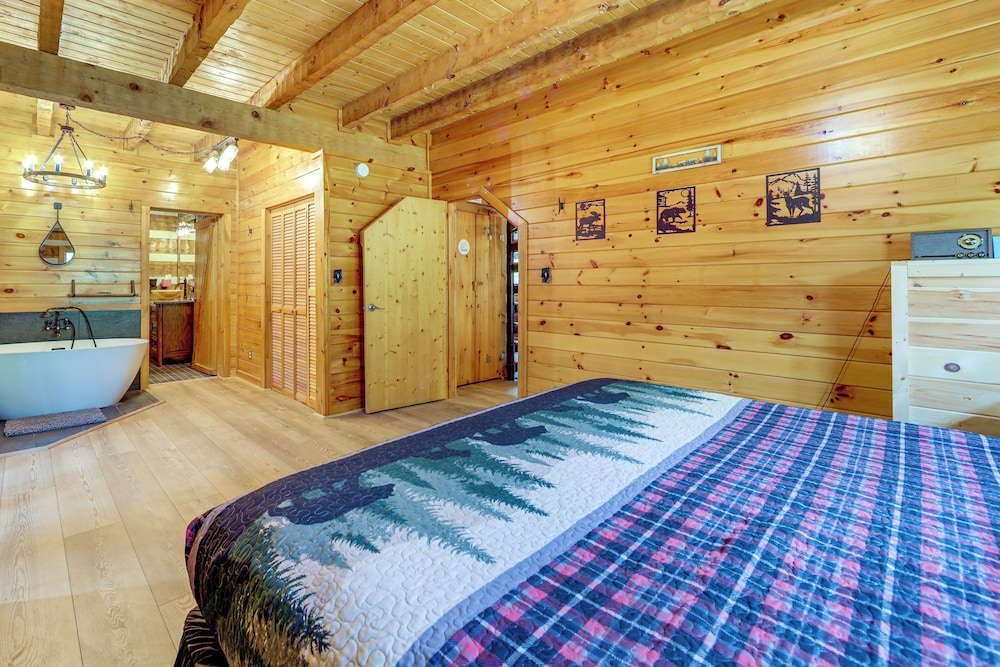 Mins to Dollywood: Boujee Bear Cabin w/ Hot Tub!
