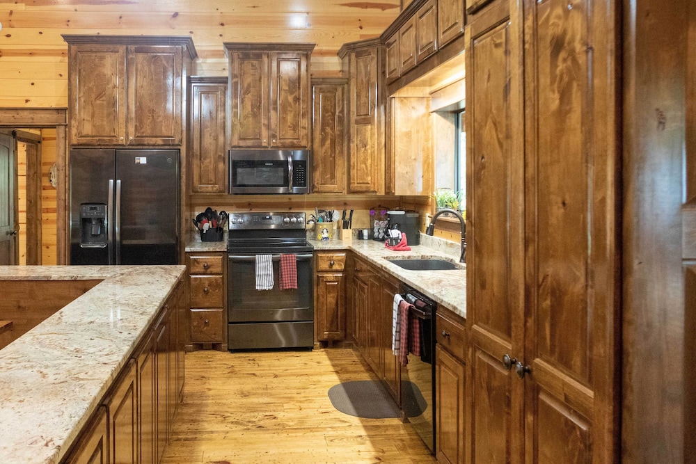 Broken Bow Cabin w/ Hot Tub & Outdoor Fireplace! view 5