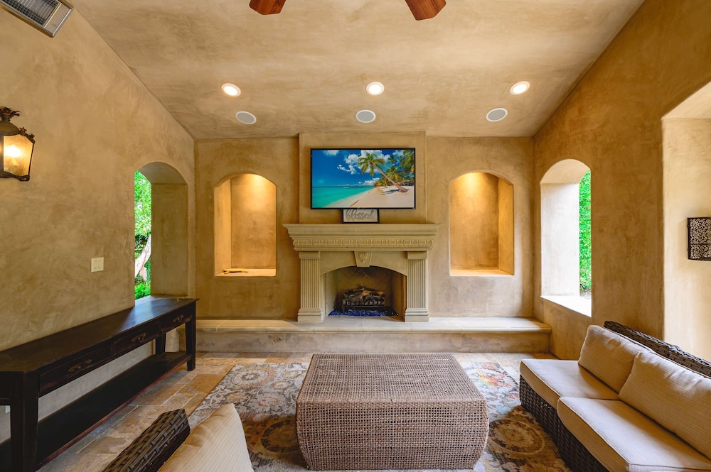Luxury Villa w Pool Garden Outdoor Lounge