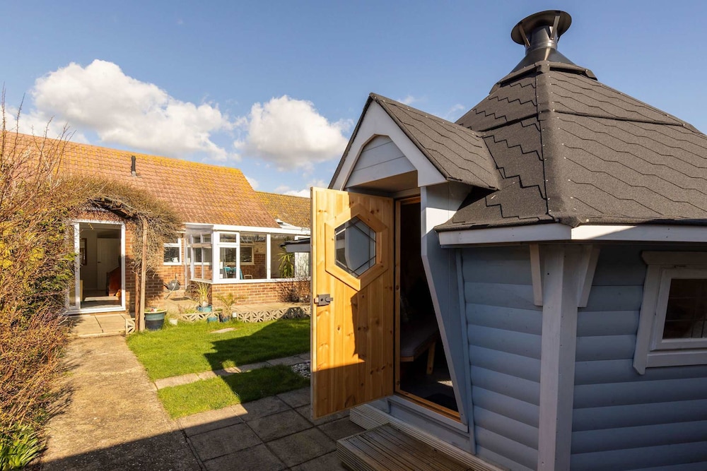Seaside Retreat - Five Minutes to Beach Village