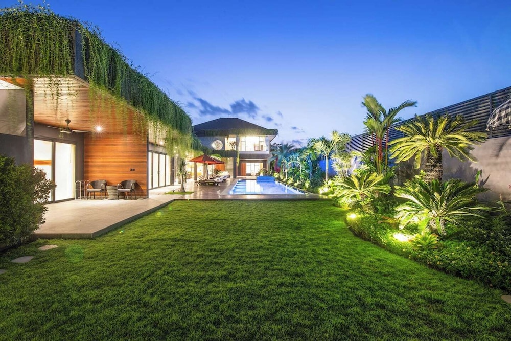 Exquisite 5BR Villa: Premier Luxury in Seminyak