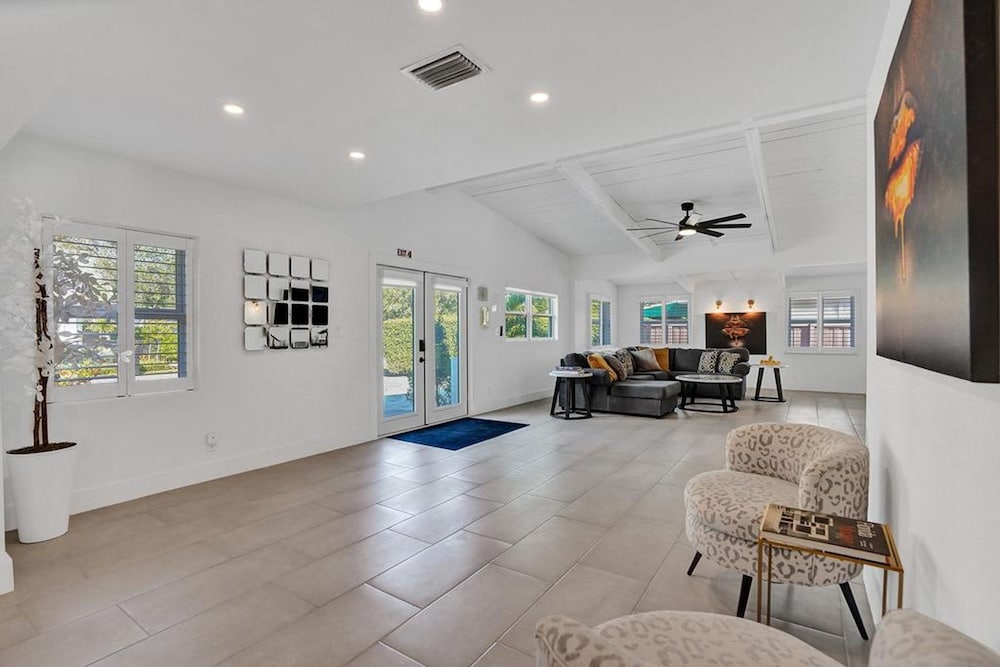 New Pool House 3-bedroom Home Victoria Park