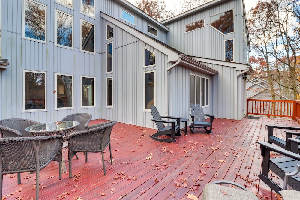 Pocono Mountains Retreat w/ Pool Table & Hot Tub!