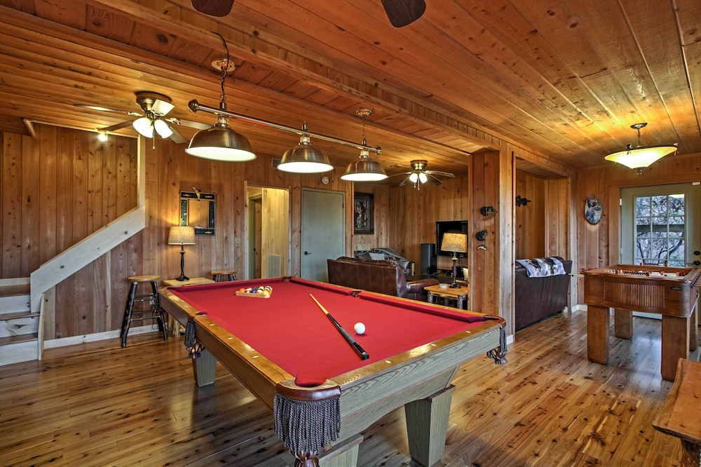 Hot Tub & Mtn Views: Scenic Cabin in Gatlinburg!