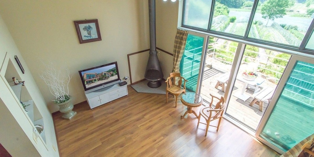 Sunny Junny Pension
