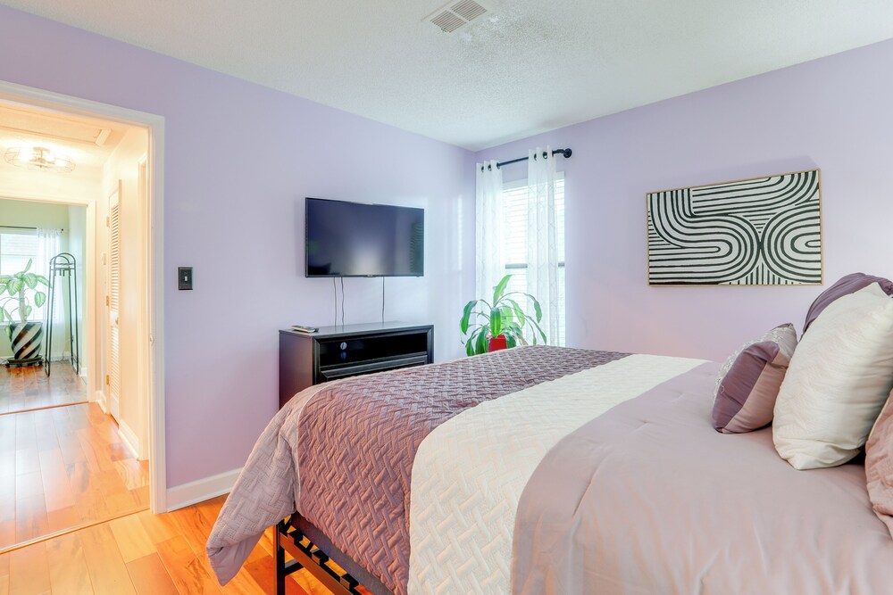 4 Mi to Stone Mountain: Retreat w/ Office!