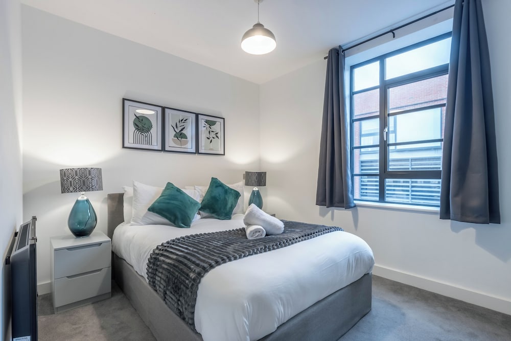Professionals, City Centre, Parking, Superstore Nearby