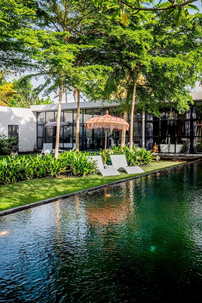 Loft Volcano by Alfred in Bali - Stylish 2 BR Loft w Pool Garden Ricefields View