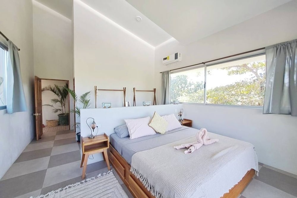 Private Saltwater Pool, Mountain Views, 3min Beach