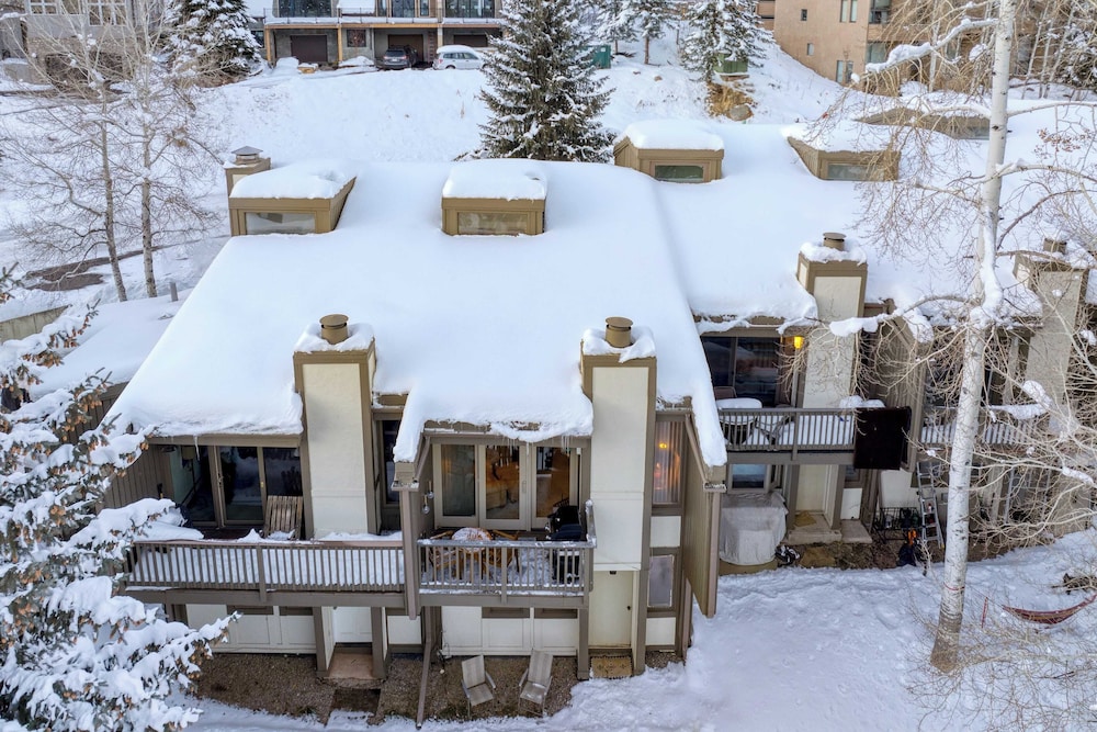 Vail Vista Mountain Retreat w/ Balcony & Views, Near Vail Ski Village