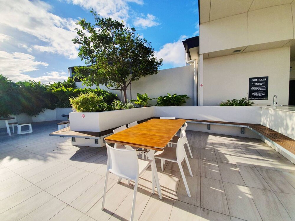 2BR Food Drink Hub Pool 2 Cars Gym Rooftop