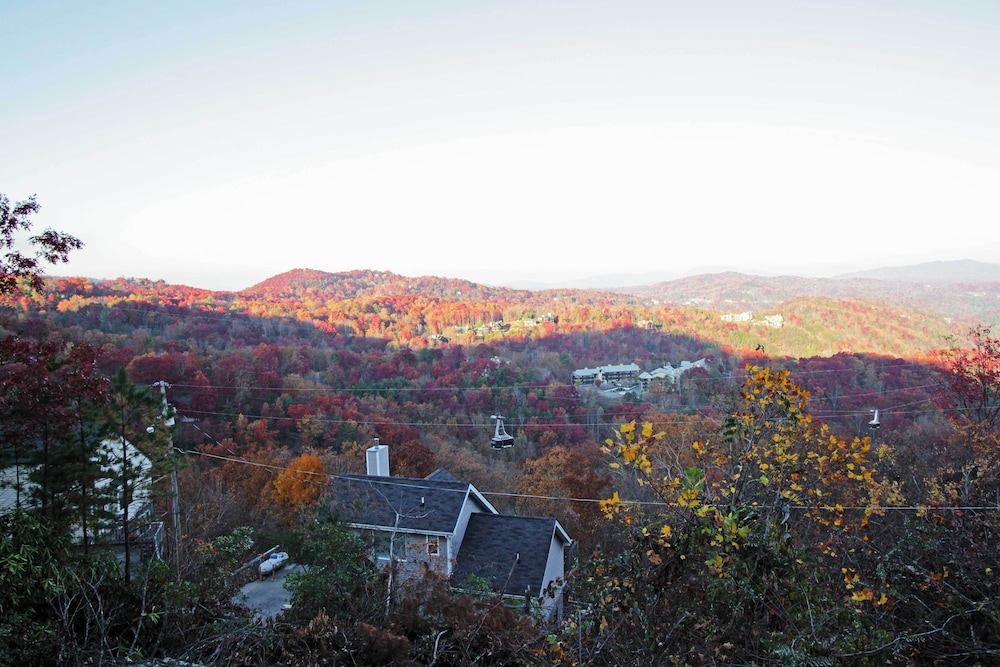 Hot Tub & Mtn Views: Scenic Cabin in Gatlinburg!