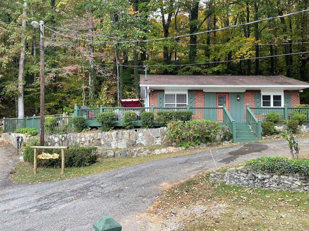 Mountain Aire Cottages, Inn, & Glamping view 3