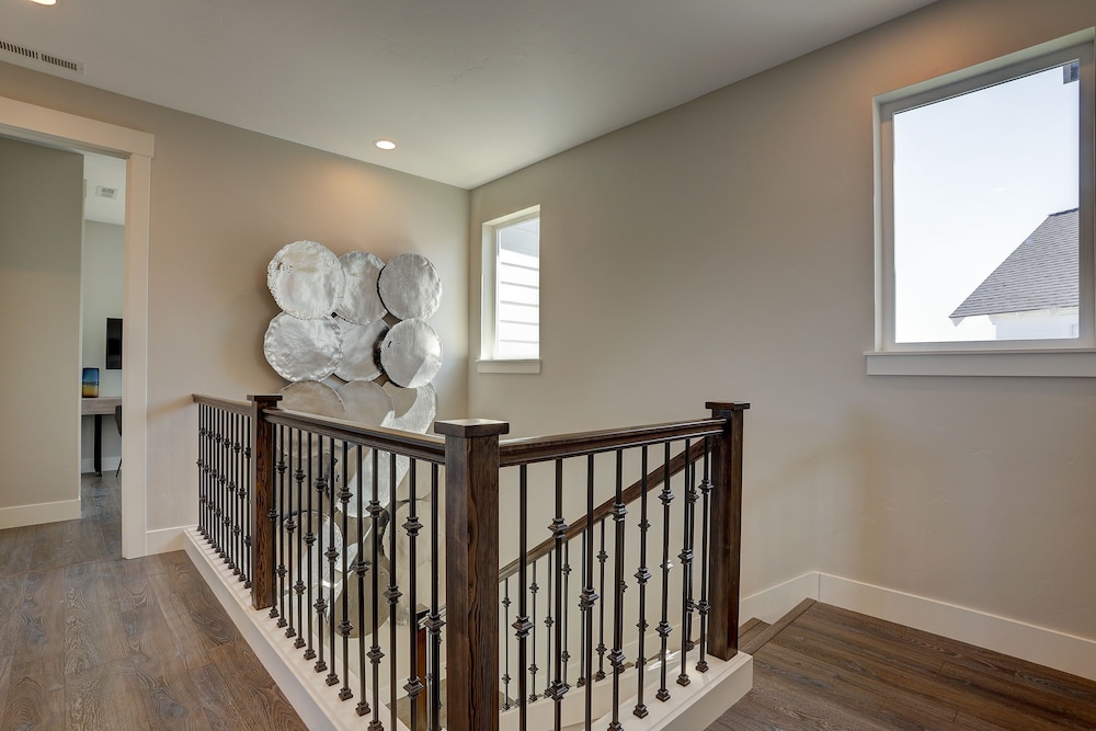 Ruby Peak *30 Day Minimum 4 Bedroom Home by RedAwning