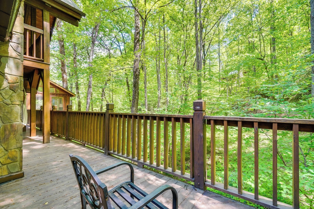 2 Mi to Gsmnp: Peaceful & Scenic Cabin w/ Deck