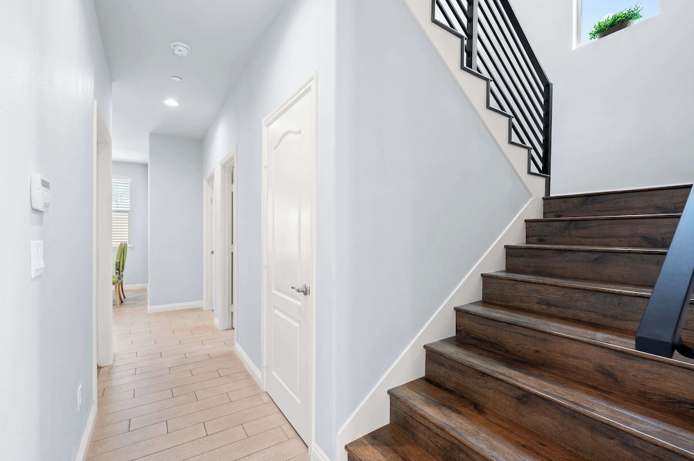 Modern Spacious Home Bright, Family Group Friendly