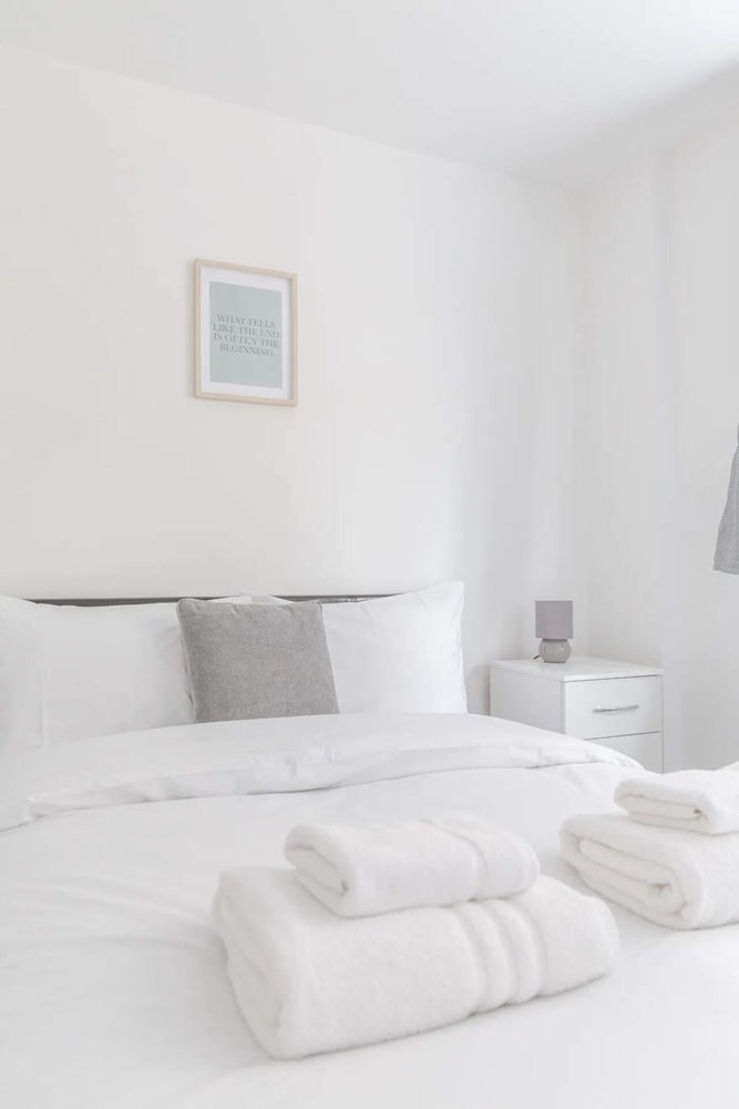 Spacious and Central 4 Bedroom Flat - West Kensington