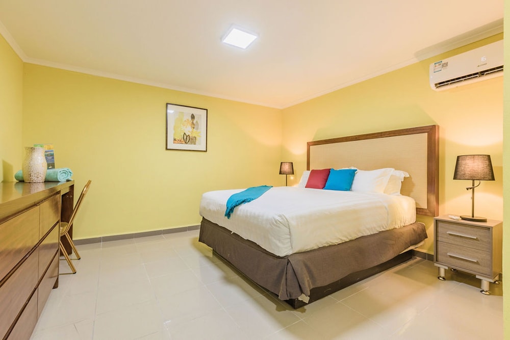 King Size Bed Studio w Pool Close to Beaches