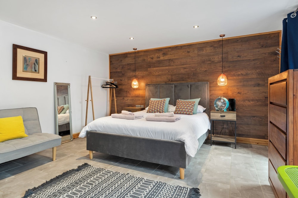 Immaculate 1-bed Studio in Haverfordwest view 4