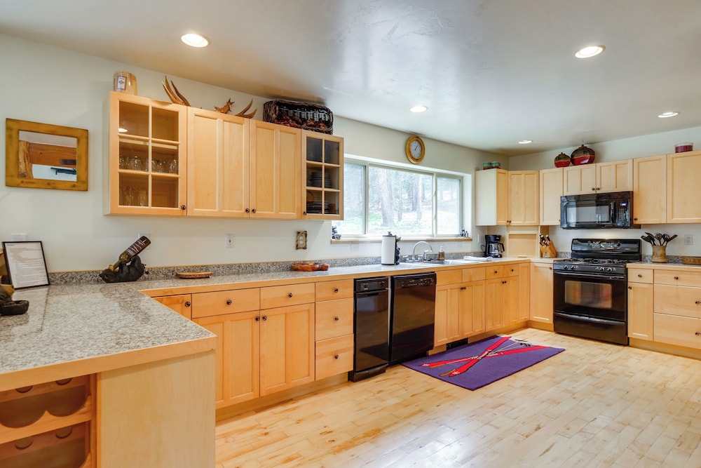Hot Tub + Game Room: Fairplay Cabin Near Hiking