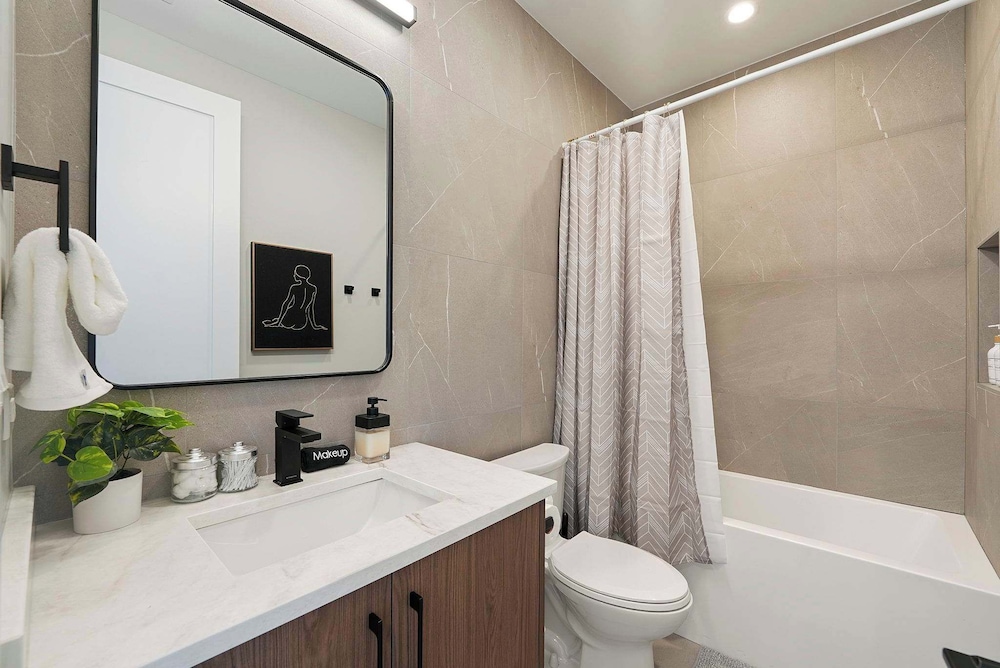 Chicago Modern Condo 2br2ba Balcony Free Park