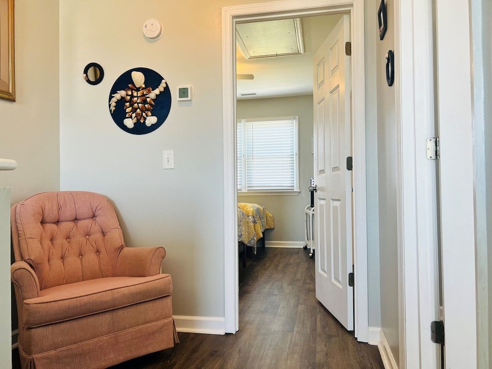 Just Breeze 'n 4 Bedroom Home by RedAwning